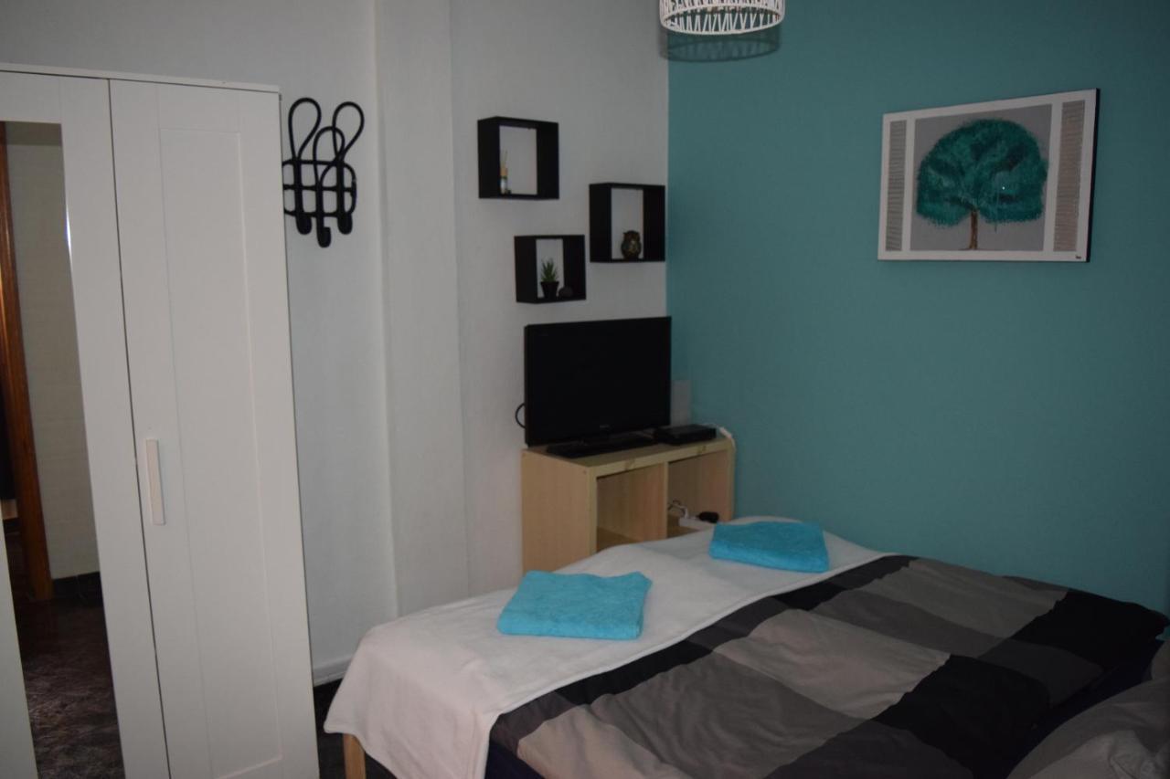 Проживание в семье La Caleta 3 *
